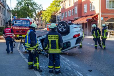 Ludwigsburg: 5 Verletzte - darunter ein 8-monatiges Baby - nach schwerem Crash mit Fahrzeugueberschlag